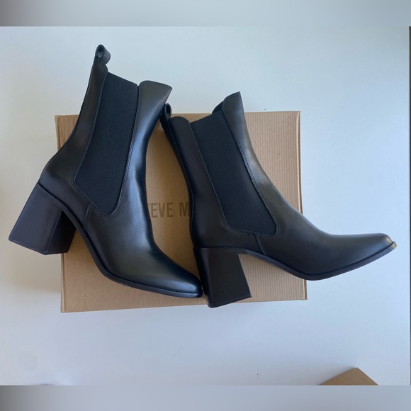 Steve Madden Shoes - STEVE MADDEN
Women's Argent High Chelsea Booties